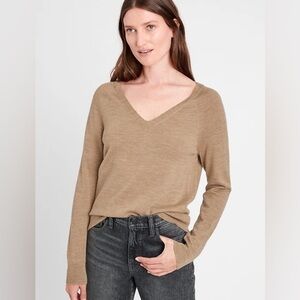 BANANA REPUBLIC Tan‎ SEAMLESS MERINO V-NECK SWEATER size medium
